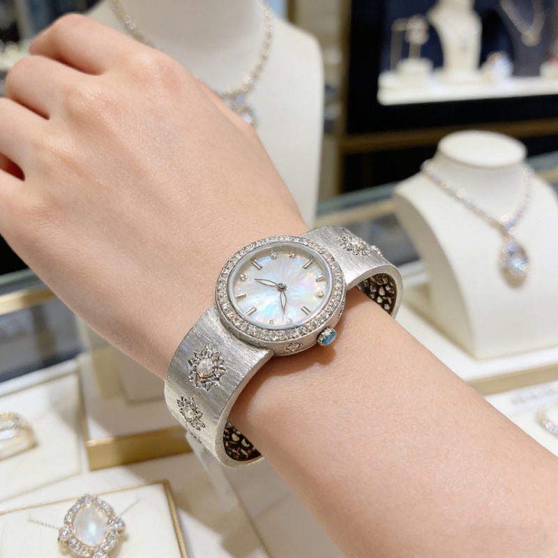 Luxury Watch Drawing - Montre à quartz pour femme Cameo,